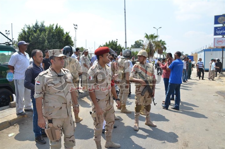 بالفيديو والصور.. محافظ ومدير أمن الإسماعيلية على رأس حملة لإزالة التعديات على طريق البلاجات