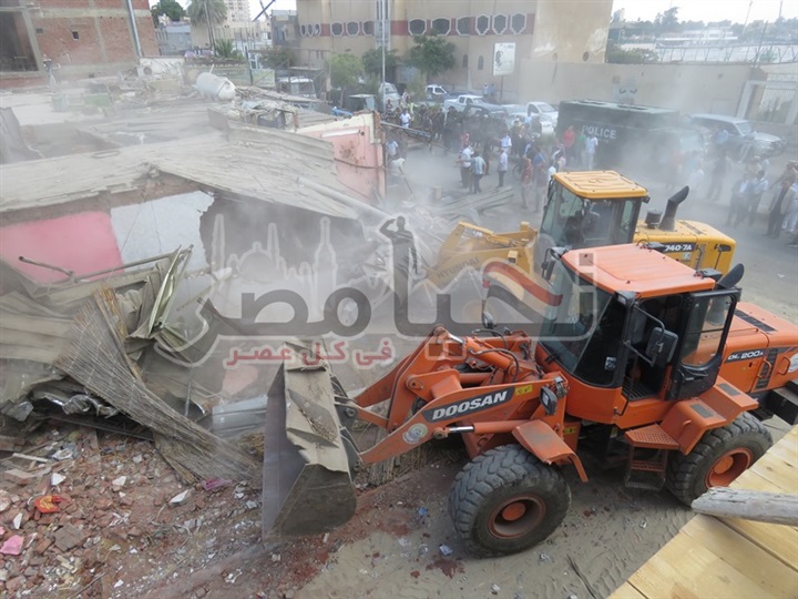 بالفيديو والصور.. محافظ ومدير أمن الإسماعيلية على رأس حملة لإزالة التعديات على طريق البلاجات